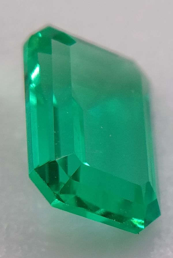 Emeraude hydrothermale octogonale  7x5 mm 0.92 carat 2