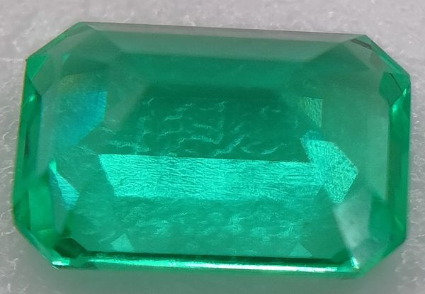Emeraude hydrothermale octogonale  7x5 mm 0.92 carat 3