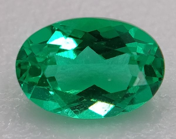 Emeraude hydrothermale ovale a facettes 6x4 mm 0.46 carat 2