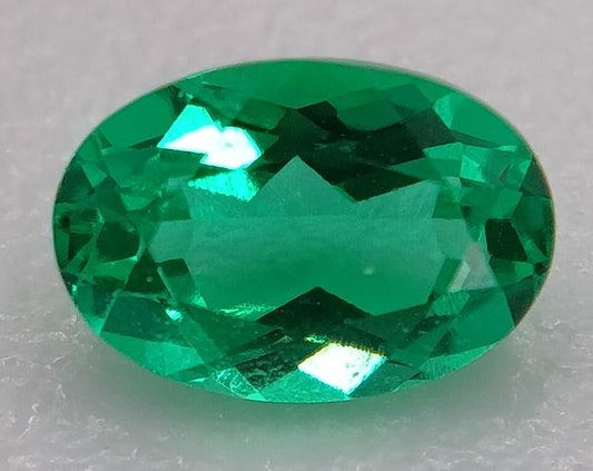 Emeraude hydrothermale ovale a facettes 6x4 mm 0.46 carat 2