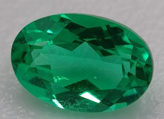 Emeraude hydrothermale ovale a facettes 6x4 mm 0.46 carat
