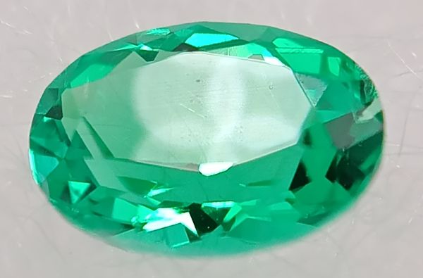 Emeraude hydrothermale ovale a facettes 7x5 mm 0.75 carat