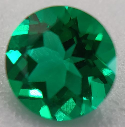Emeraude hydrothermale ronde a facettes 6 mm 0.90 carat 3