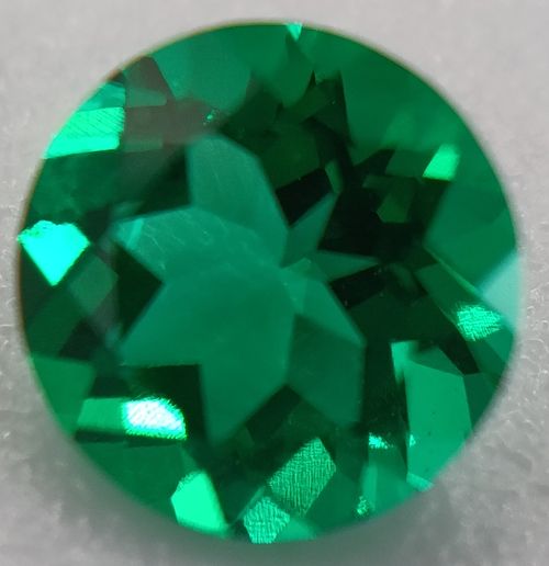 Emeraude hydrothermale ronde a facettes 6 mm 0.90 carat