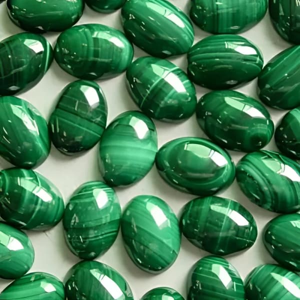 Malachite naturelle taille ovale cabochon 7x5 mm 1.28 carats