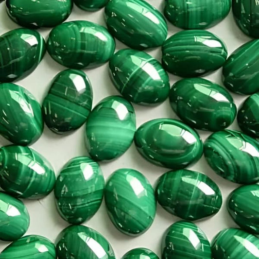 Malachite naturelle taille ovale cabochon 7x5 mm 1.28 carats