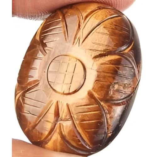 Oeil de tigre ovale sculpté 32.3x24.3x8.7 mm 59.25 carats