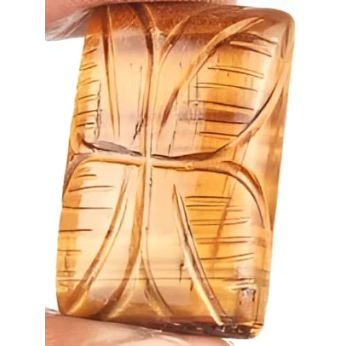 Oeil de tigre rectangle sculpté 31.6x22.3x6.5 mm 49.85 carats