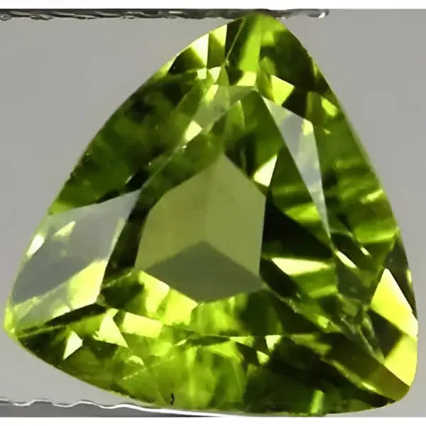 Peridot naturel trilliant a facettes 10x10 mm 3.60 carats