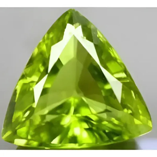 Peridot naturel trilliant a facettes 5x5 mm 0.48 carat