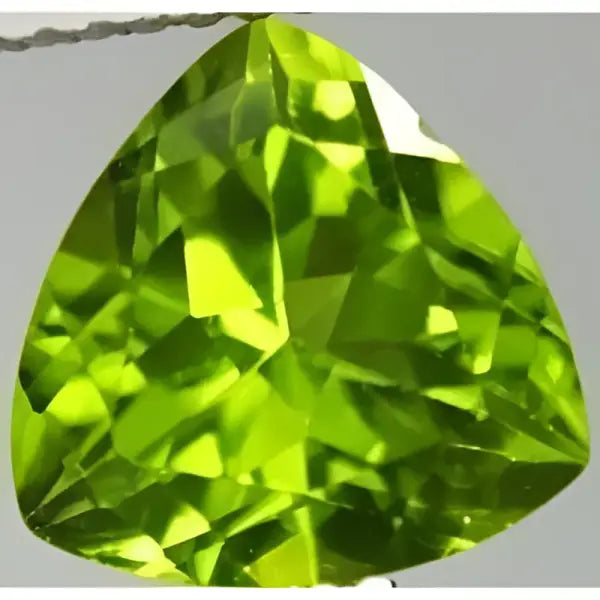 Peridot naturel trilliant a facettes 8x8 mm 2.07 carats