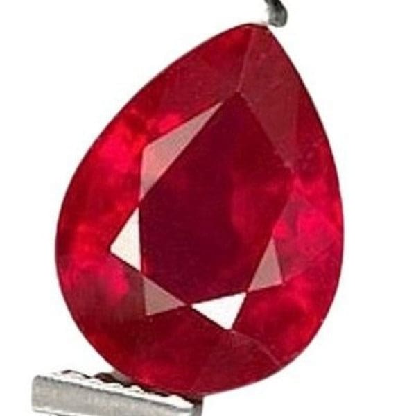 Rubis verneuil taille poire à facettes de 7x5 mm à 14x10 mm