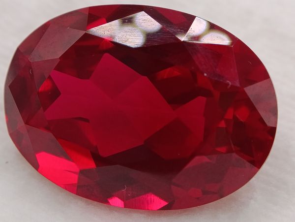 Rubis verneuil ovale a facettes 20x15 mm 25.30 carats sur fond blanc 2