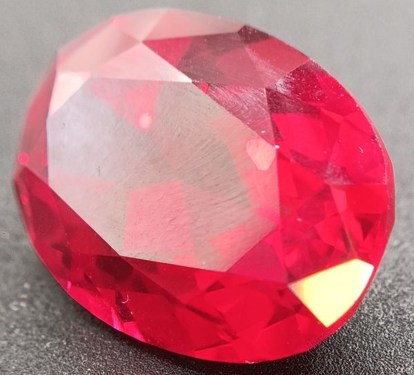 Rubis verneuil ovale a facettes 20x15 mm 25.30 carats sur fond noir 1
