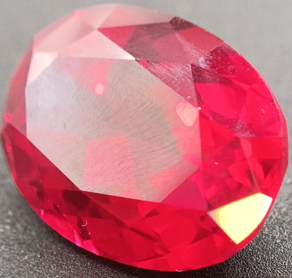Rubis verneuil ovale a facettes 20x15 mm 25.30 carats sur fond noir 2