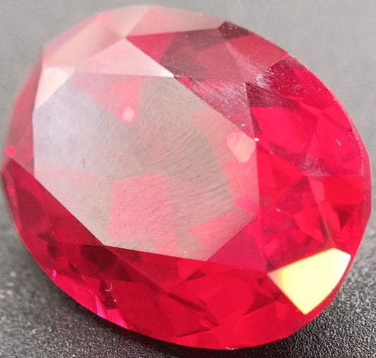 Rubis verneuil ovale a facettes 20x15 mm 25.30 carats sur fond noir 2
