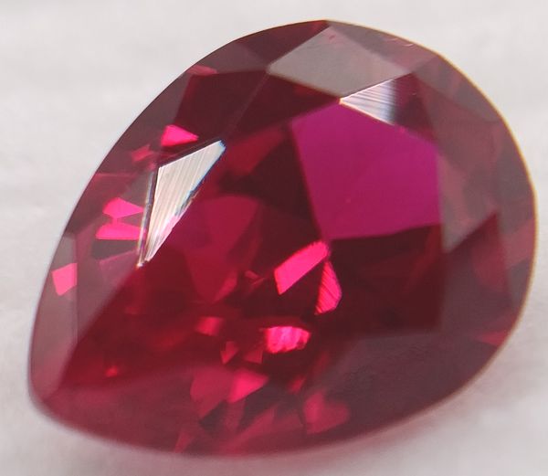 Rubis verneuil taille poire à facettes de 7x5 mm à 14x10 mm - 8x6