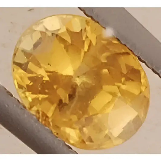 Saphir jaune naturel ovale a facettes 7x5x4 mm 1.68 carat