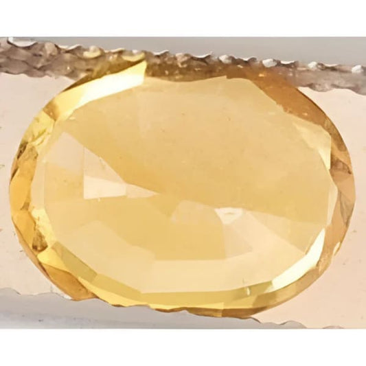 Saphir jaune ovale a facettes 7.3x5.8x3.3 mm 1.25 carat