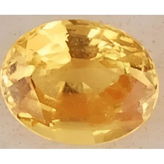 Saphir jaune ovale a facettes 7.3x5.8x3.3 mm 1.25 carat