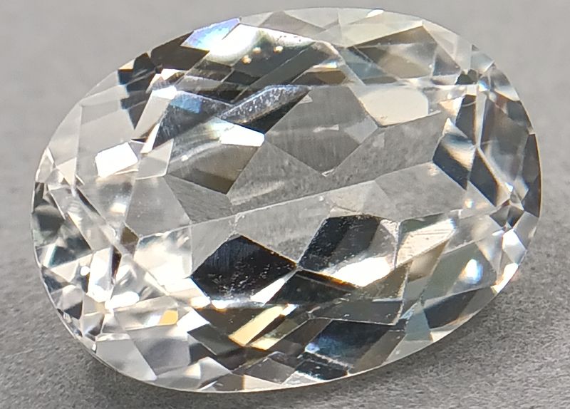 Saphir blanc synthetique verneuil taille ovale  facettes de 10x8 mm à 18x13 mm 6
