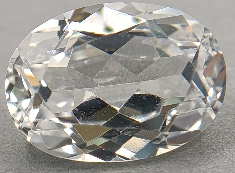 Saphir blanc synthetique verneuil taille ovale  facettes de 10x8 mm à 18x13 mm