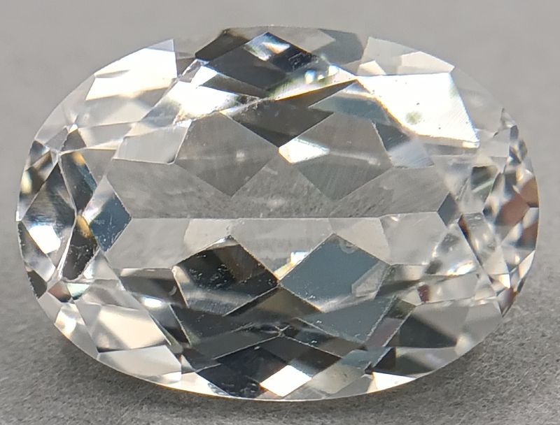 Saphir blanc synthetique verneuil taille ovale  facettes de 10x8 mm à 18x13 mm 1
