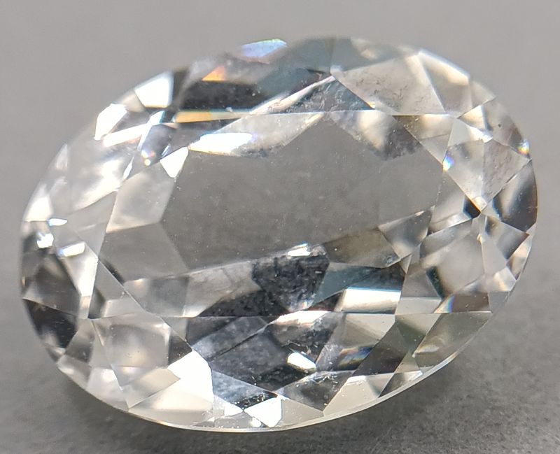 Saphir blanc synthetique verneuil taille ovale  facettes de 10x8 mm à 18x13 mm 2