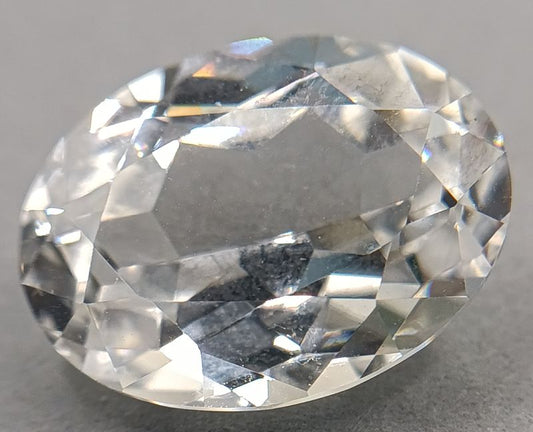 Saphir blanc synthetique verneuil taille ovale  facettes de 10x8 mm à 18x13 mm 2