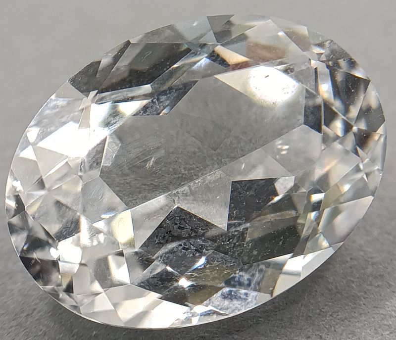 Saphir blanc synthetique verneuil taille ovale  facettes de 10x8 mm à 18x13 mm 3
