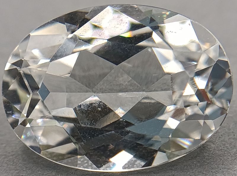 Saphir blanc synthetique verneuil taille ovale  facettes de 10x8 mm à 18x13 mm 4