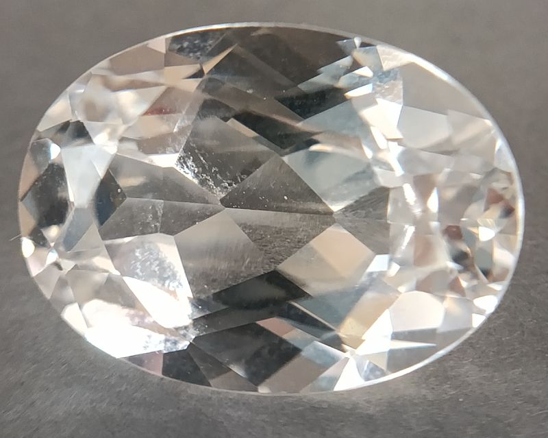 Saphir blanc synthetique verneuil taille ovale  facettes de 10x8 mm à 18x13 mm 5