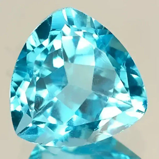 Topaze bleu suisse trilliant a facettes 5 mm 0.42 carat