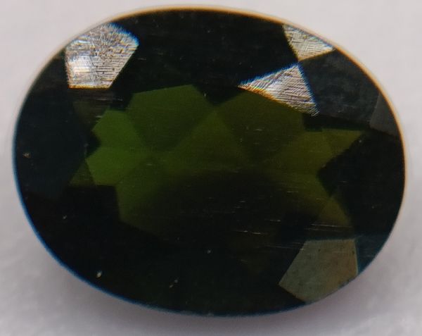 Tourmaline verte foncée ovale a facettes 9x7 mm 1.88 carat