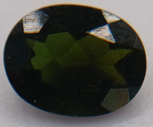 Tourmaline verte foncée ovale a facettes 9x7 mm 1.88 carat