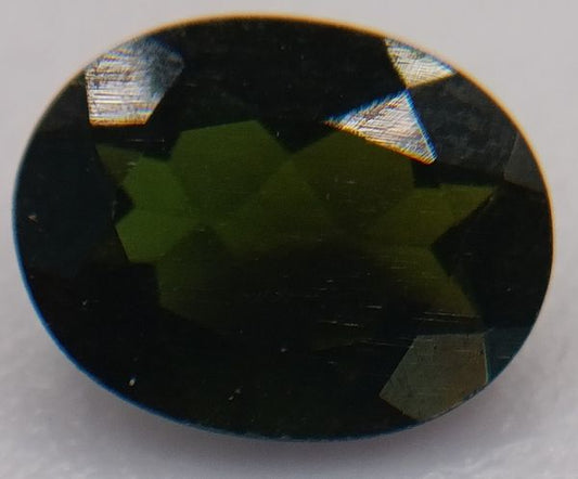 Tourmaline verte foncée ovale a facettes 9x7 mm 1.88 carat