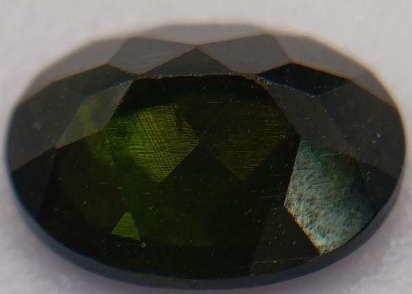 Tourmaline verte foncée ovale a facettes 9x7 mm 1.88 carat