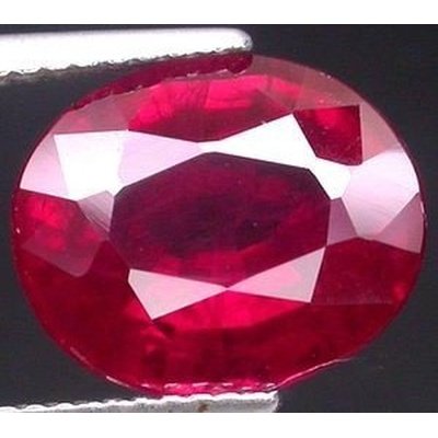 Rubis verneuil ovale a facettes 10x8 mm 3.15 carat