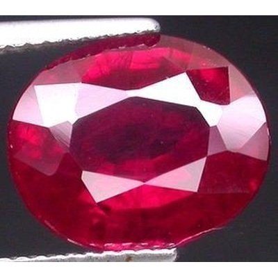 Rubis verneuil ovale a facettes 14x10 mm 5.80 carats