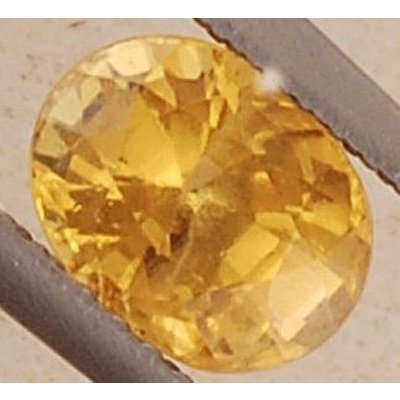 Saphir jaune naturel ovale a facettes 7x5x4 mm 1.68 carat