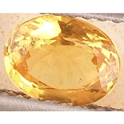 Saphir jaune ovale a facettes 7.3x5.8x3.3 mm 1.25 carat