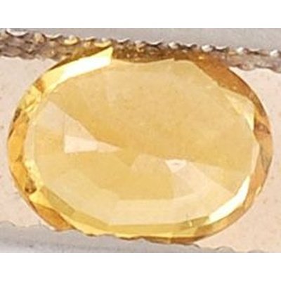 Saphir jaune ovale a facettes 7.3x5.8x3.3 mm 1.25 carat